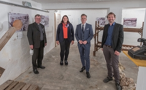 Gedenkfeier in Ternberg (v. l.): Bischof Manfred Scheuer, Anita Buchberger, Gedenkredner Tarek Leitner, Reinhard Fischerigen KZ Außenlagers Ternbergzum Thema „Menschlichkeit ohne Grenzen“Bild: im Gedenkraum vlnr. Bischof Dr. Manfred Scheuer, Anita Bu