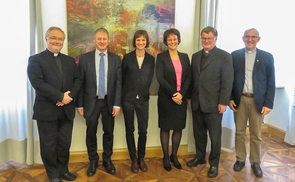 V. l.: Generalvikar Univ.-Prof. DDr. Severin Lederhilger OPraem, Rektor Univ.-Prof. Dr. Franz Gruber, Univ.-Prof.in Dr.in Isabella Guanzini, Univ.-Prof.in Dr.in Klara-Antonia Csiszar, Bischof Dr. Manfred Scheuer, Bischofsvikar Dr. Johann Hintermaier.